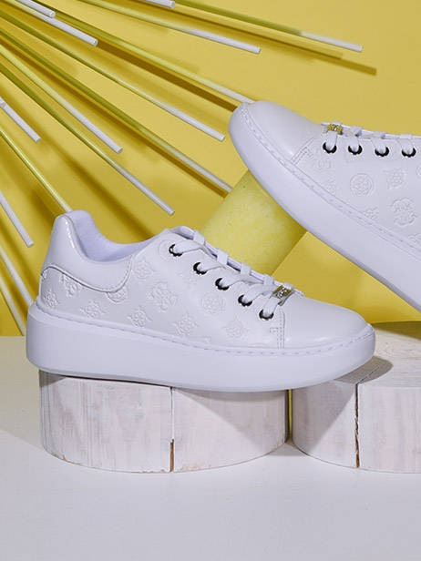 Guess outlet: boots, sneakers and wallets on sale