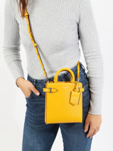 Sac Bandoulire Vertical Emilie Cuir Le tanneur Jaune emily TEMI1A00-vue-porte