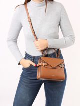 Sac Bandoulire S Double Rabat Emilie Cuir Grain Le tanneur Marron emily TEMI1006-vue-porte