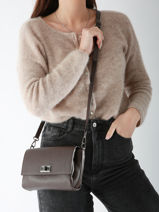 Sac Bandoulire Caviar Cuir Milano Marron caviar CA24061-vue-porte