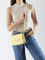 Sac Bandoulire Daily City Lacoste Jaune daily city NF4757DZ-vue-porte