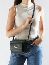 Sac Bandoulire Re-lock Polyester Recycl Calvin klein jeans Noir re-lock K611083-vue-porte