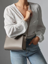 Sac Bandoulire Smooth Cuir Lancaster Gris smooth 437-02-vue-porte