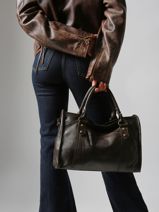 Sac Port� Main Cow Cuir Basilic pepper Marron cow BCOW22-vue-porte