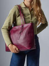 Sac Cabas A4 Caviar Cuir Milano Violet caviar CA19111N-vue-porte