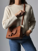 Cross Body Tas Grained Flora & co Bruin grained H6931-vue-porte