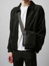 Sac Bandoulire Tommy hilfiger Noir monogram AM13836-vue-porte