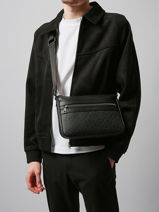 Sac Bandoulire Tommy hilfiger Noir monogram AM13577-vue-porte