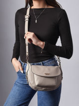 Sac Bandouli�re Marsha Guess Beige marsha BG950119-vue-porte