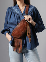Sac Banane Cuir Basilic pepper Marron dakota BDAK32-vue-porte