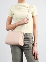Sac Bandouli�re Smooth Cuir Lancaster Rose smooth 437-02-vue-porte