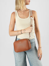 Sac Bandouli�re Grained Flora & co Marron grained F6967OR-vue-porte