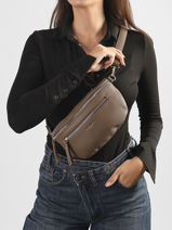 Sac Banane Flora & co Beige grained F8546-vue-porte