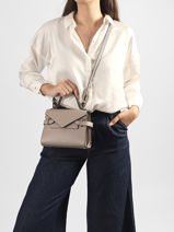 Sac Bandouli�re S Double Rabat Emilie Cuir Grain� Le tanneur Beige emily TEMI1006-vue-porte