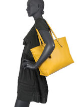 Sac Cabas A4 Caviar Cuir Milano Rouge caviar CA19111N-vue-porte