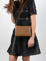 Sac Bandoulire Tradition Cuir Etrier Marron tradition EHER30-vue-porte