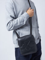 Sac Bandoulire Calvin klein jeans Noir monogram soft K509366-vue-porte