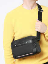 Cross Body Tas Tommy hilfiger Zwart central AM11383-vue-porte