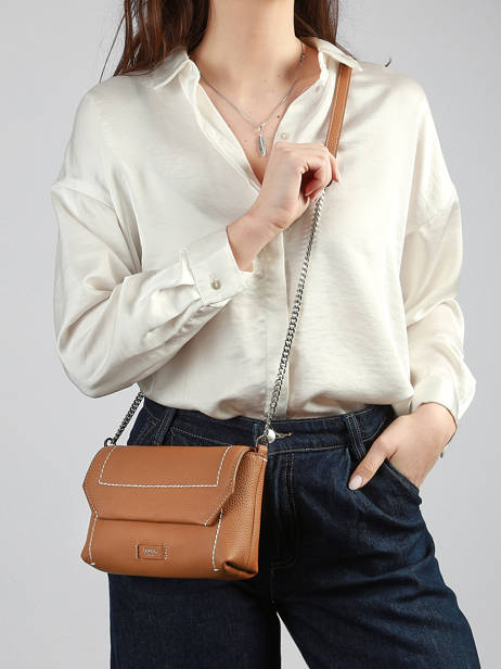 Cross Body Tas Ninon Soft Leder Lancel Bruin ninon A14030 ander zicht 1